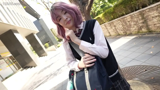 温柔 · 黑色针织背心 · 肩部以上特写 · 阳光充足 · 室外 · 校服背包