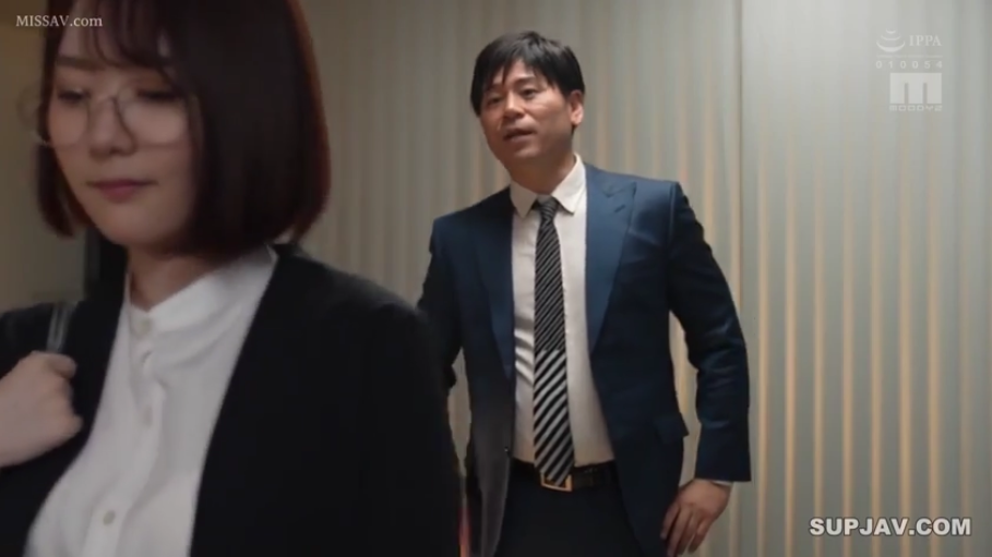 领带 · 室内光线 · 黑色西装外套 · 办公楼走廊 · 男上司严肃交谈 · 男上司半身近景