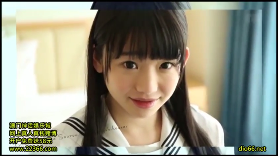 室内 · 脸部特写 · 微笑 · 凝视 · 水手服 · 正面 · 黑发