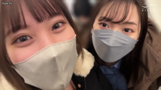 室内 · 注视 · 面部特写 · 冬装外套 · 佩戴口罩