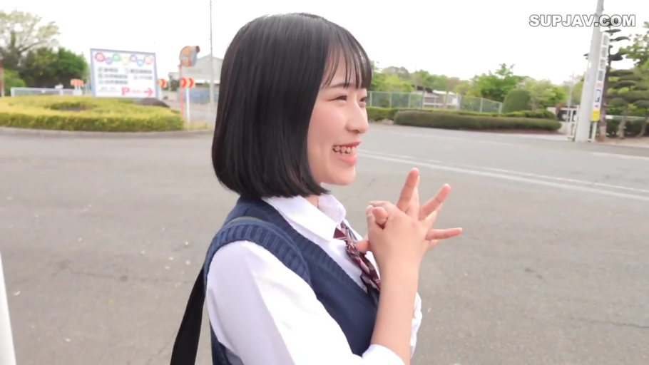 微笑 · 深蓝色毛衣背心 · 户外停车场 · 侧脸特写 · 书包