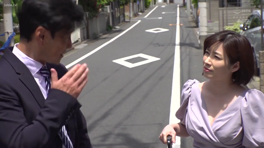 专注 · 户外街道 · 雨伞 · 女士淡紫色低胸连衣裙 · 侧面人物特写