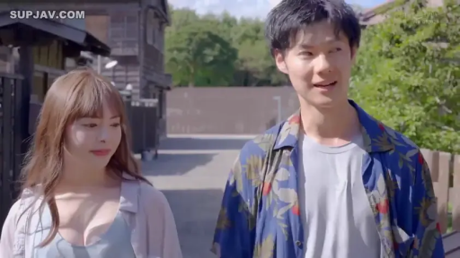 户外街道 · 光线明亮 · 面带微笑 · 两人半身特写 · 男性穿花衬衫配灰色T恤