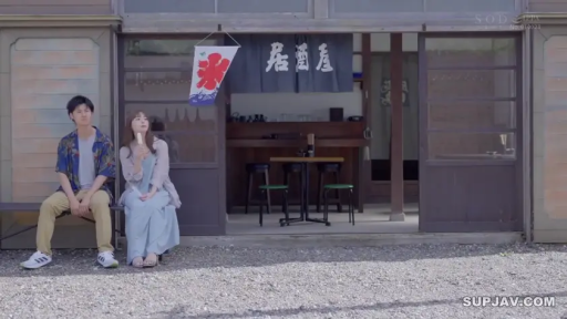 悠闲 · 居酒屋门口 · 冰棒 · 女子穿浅蓝色长裙外搭薄外套