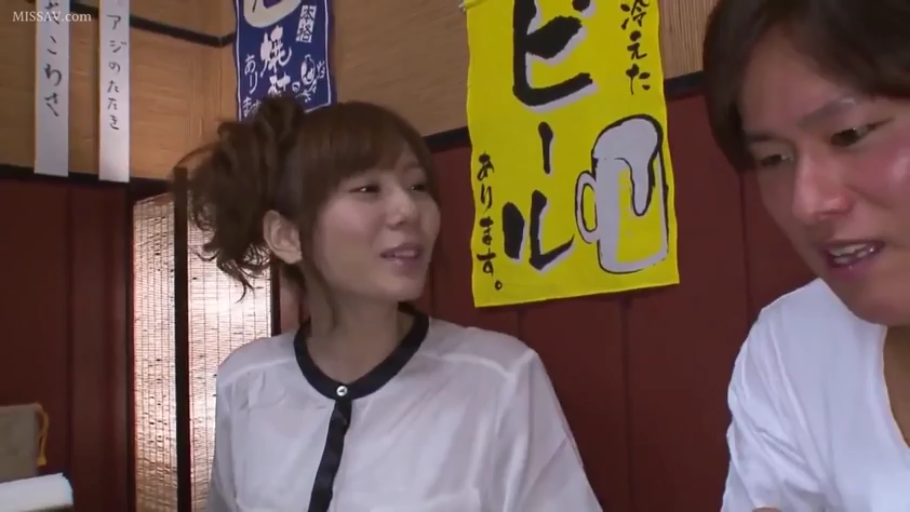 交流 · 日式居酒屋 · 背景挂饰 · 白色圆领衬衫 · 男性侧脸