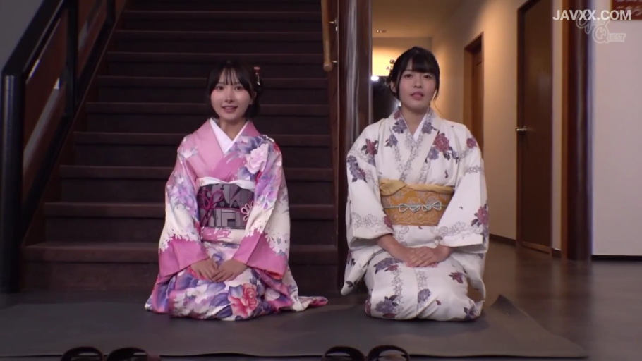 头部特写 · 微笑 · 楼梯口 · 粉色印花和服