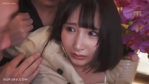 无助 · 室内角落 · 浅色风衣 · 女性面部特写