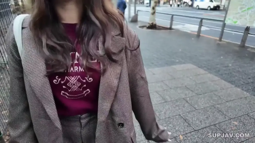 街道 · 上半身特写 · 背包 · 深红色印花内搭
