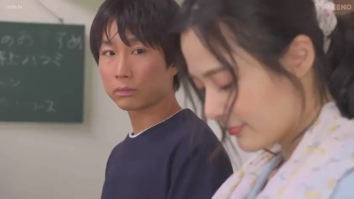 教室 · 女性侧脸特写 · 深蓝色圆领衫 · 女性羞涩