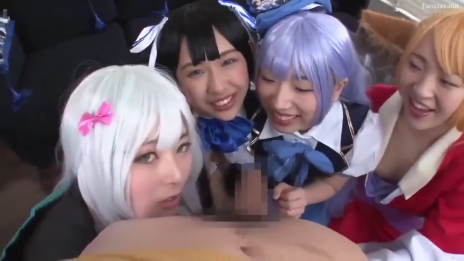 室内 · 脸部 · 多人 · 笑容 · 多人围观 · 假发 · Cosplay · 围坐