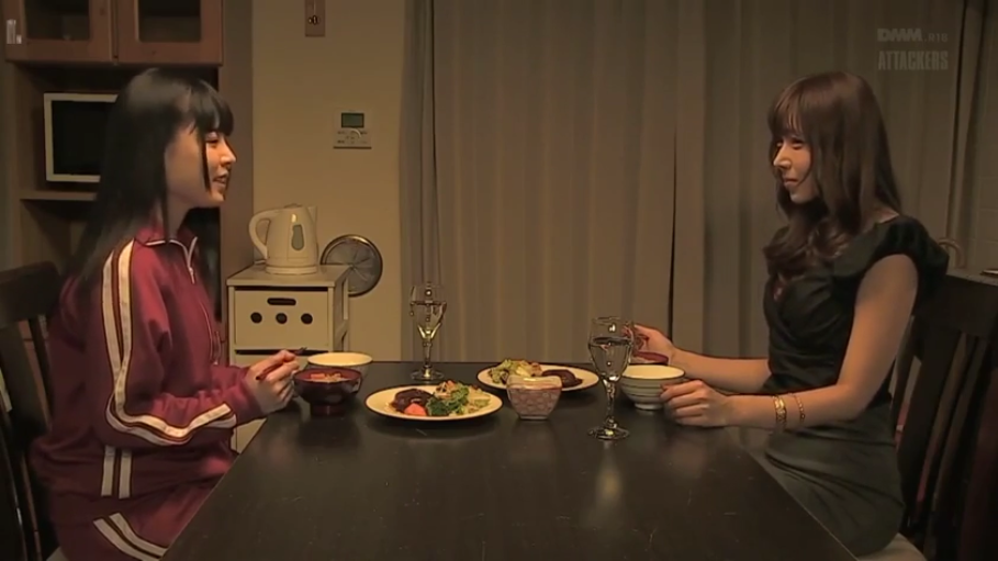 坐姿 · 微笑 · 餐厅 · 运动服 · 用餐 · 餐具 · 两人