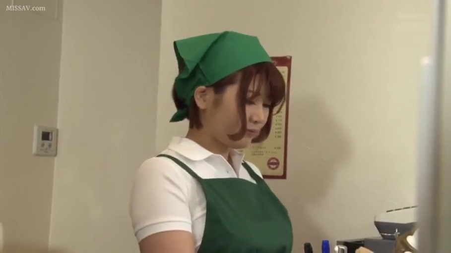 平淡 · 上半身特写 · 收银台 · 绿色头巾 · 绿色头巾