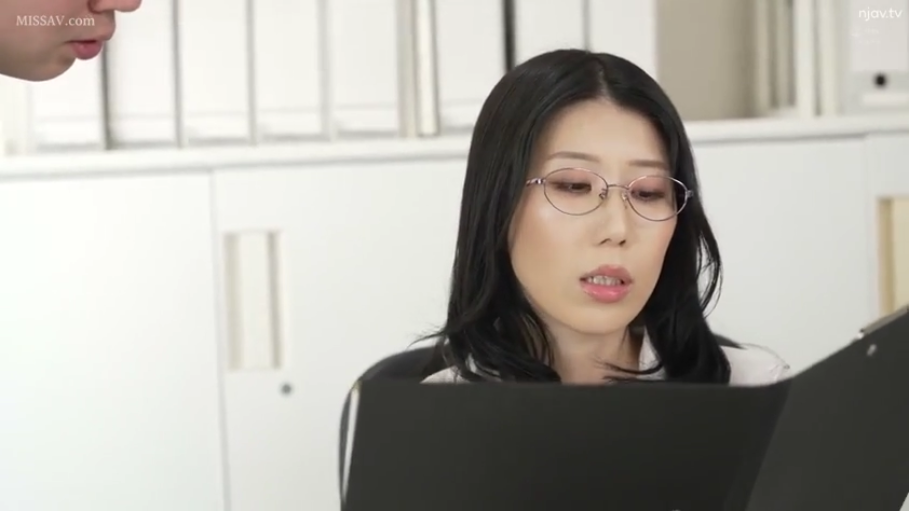 眼镜 · 微张嘴 · 办公室 · 白色衬衫 · 女性面部特写 · 背景整洁
