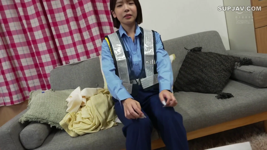 客厅 · 上半身特写 · 保安反射背心 · 略显困惑 · 荧光反射背心 · 格纹窗帘
