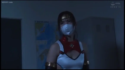 暗室 · 警惕 · 上半身镜头 · 口罩 · 战损风或cosplay服饰