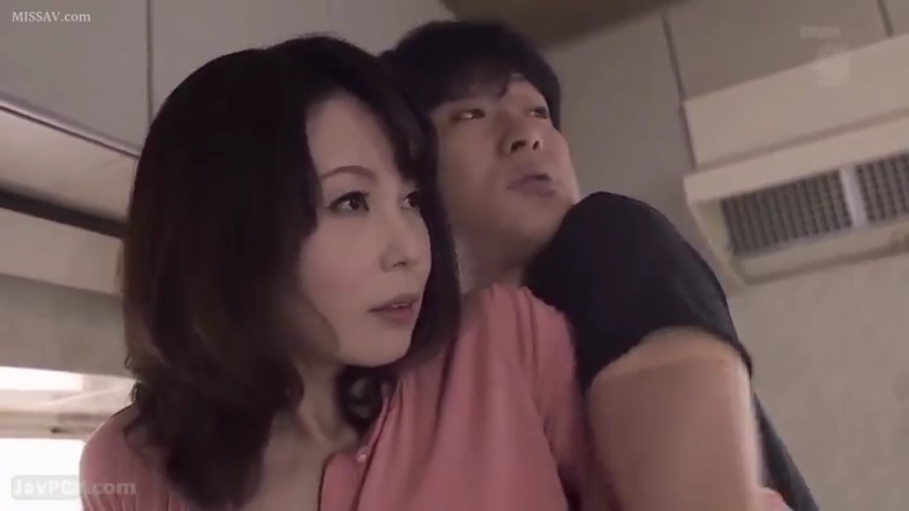 室内 · 中景 · 粉色上衣 · 背后抱