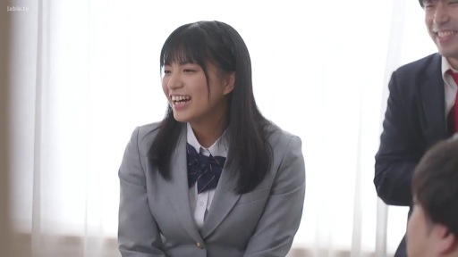 室内 · 灰色学生制服西装 · 开心 · 光线明亮 · 女学生面部特写