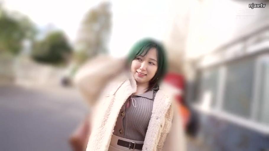 上半身近景 · 温柔 · 户外街道 · 浅棕色针织开衫