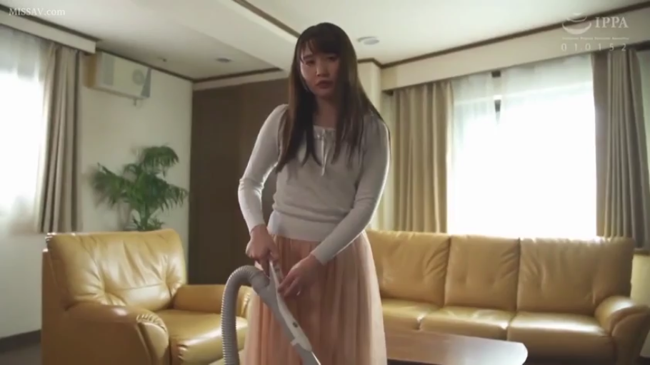 面无表情 · 握住吸尘器手柄的手部 · 客厅 · 吸尘器 · 白色长袖针织衫 · 室内光线明亮