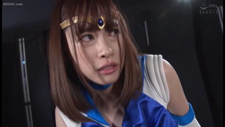 室内 · 不知所措 · 面部特写 · 光线较暗 · 水手服角色扮演服装 · 额头装饰物