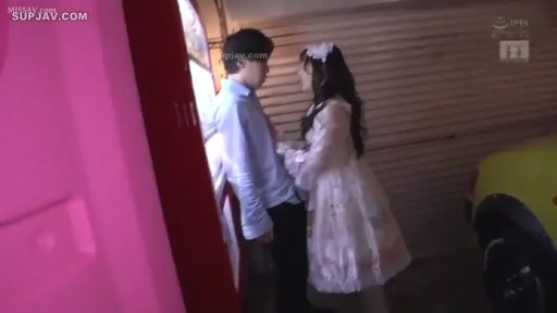 车库 · 剧情 · 洛丽塔服饰 · 模糊 · 自动贩卖机 · 靠墙站立 · 亲密互动