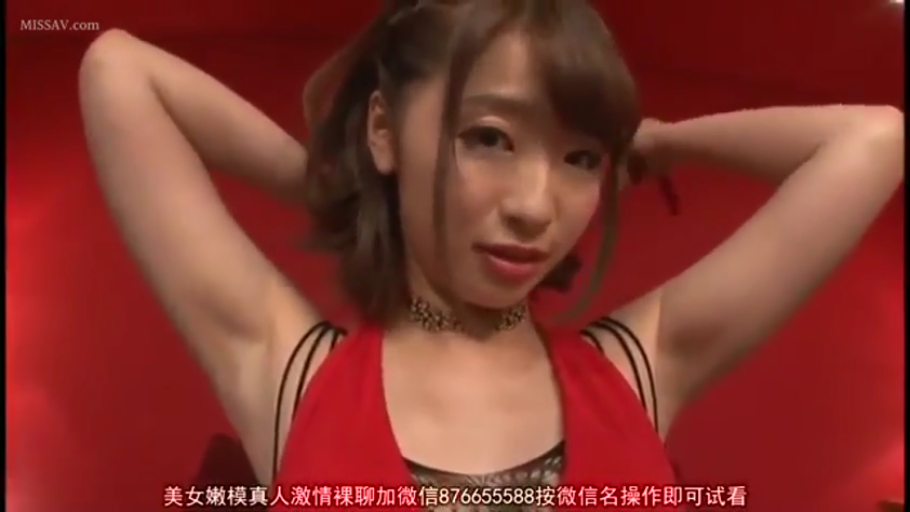 室内 · 腋下特写 · 双手抱头 · 红色挂脖上衣