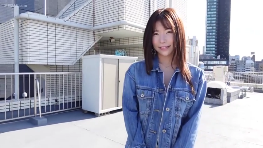 微笑 · 面部特写 · 牛仔外套 · 天台 · 室外阳光明媚