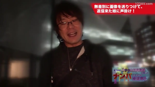 脸部特写 · 大笑 · 夜晚 · 摄像设备 · 深色连帽卫衣 · 右下角带有节目主题标题