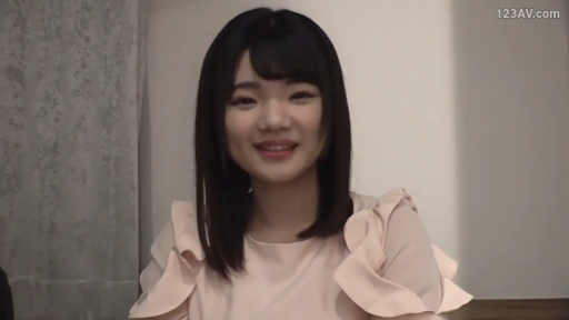 室内 · 微笑 · 面部特写 · 对视 · 亚洲女性 · 正面坐姿 · 粉色荷叶边上衣