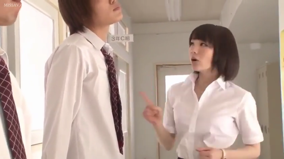 3年C组教室外 · 白色校服衬衫 · 男生侧脸 · 男生表情冷淡