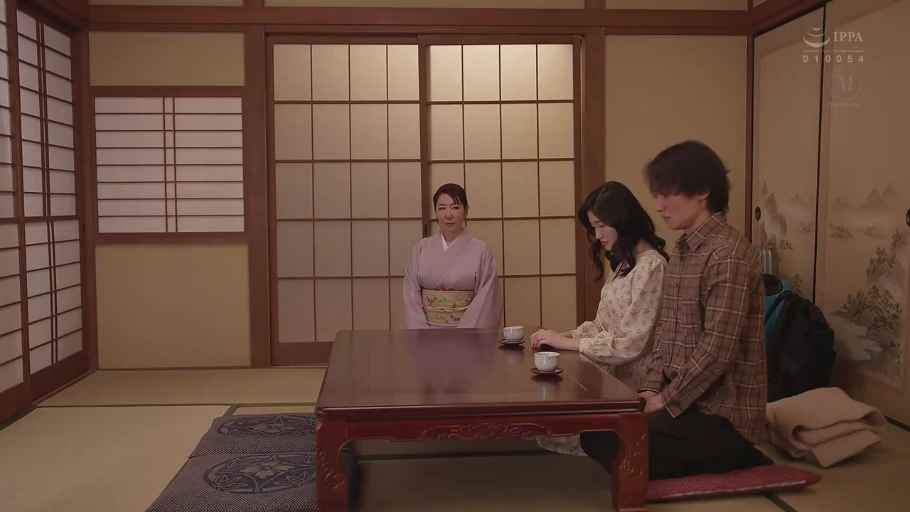 交谈 · 严肃 · 跪坐 · 和室 · 中景 · 剧情 · 碎花裙 · 矮桌