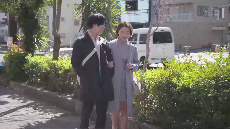 中景 · 微笑 · 手提包 · 休闲服饰 · 散步 · 情侣 · 户外街道 · 挽手行走