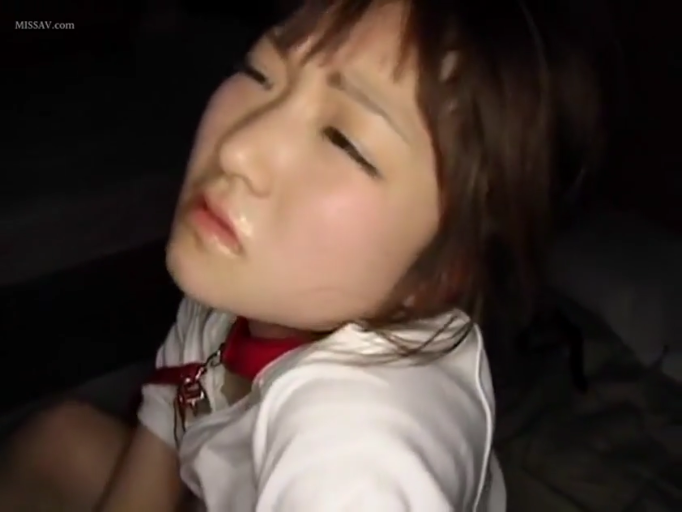 室内 · 脸部特写 · 仰头 · 白色T恤
