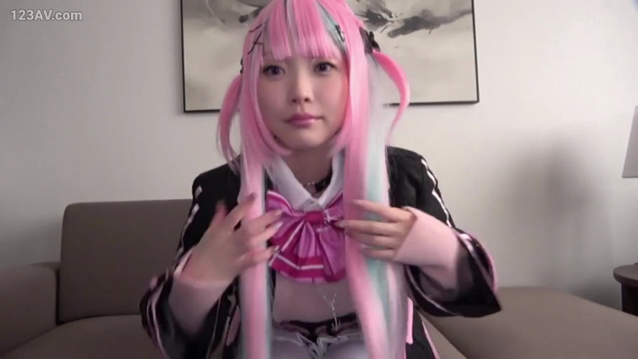 室内 · 坐姿 · 平静 · 半身 · 制服 · 亚洲女性 · 整理衣服