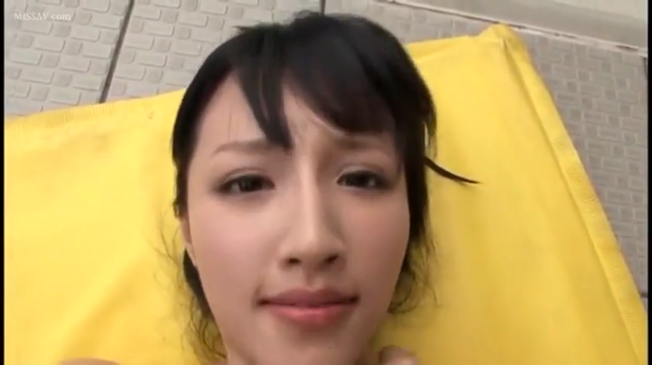 室内 · 注视 · 面部特写 · 黄色垫子 · 未穿上衣