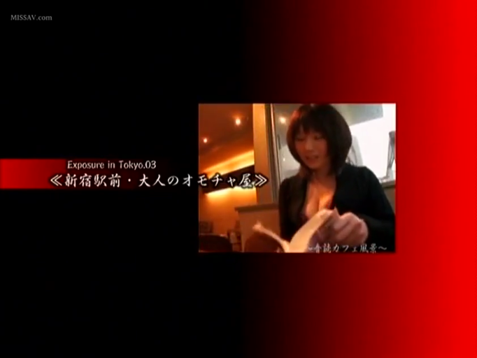 平静 · 深色内衣 · 咖啡厅 · 书 · 人物上半身 · 画中画视频标题文字