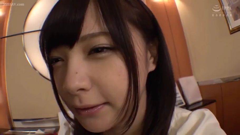 室内 · 脸部特写 · 微笑 · 白色衬衫 · 对视 · 长发 · 靠近镜头