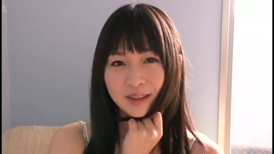 坐姿 · 微笑 · 房间 · 长发 · 头部特写 · 撩发 · 碎花吊带