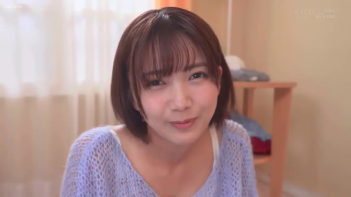 室内 · 微笑 · 面部特写 · 注视镜头 · 短发 · 紫色针织衫 · 身体前倾