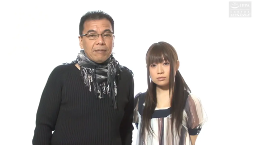 眼镜 · 平静 · 休闲装 · 摄影棚 · 看向镜头 · 并排站立 · 半身照 · 一男一女