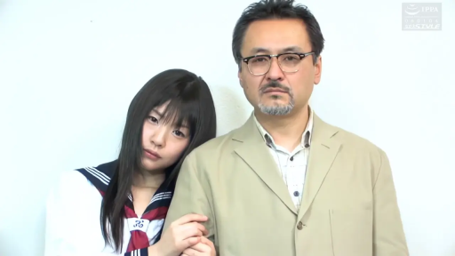 室内 · 上半身 · 水手服 · 依偎