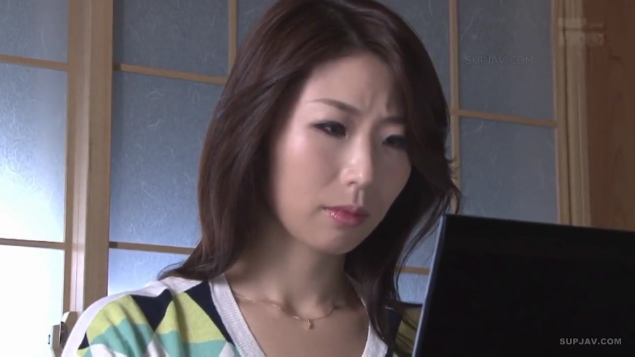 卧室 · 困惑 · 锁骨特写 · 拼色条纹上衣 · 项链