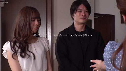 室内 · 微笑 · 日语字幕 · 黑色西装外套 · 人物半身特写
