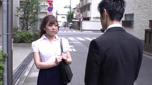 注视 · 白色短袖衬衫 · 城市街道 · 黑色手提包 · 女性面部特写
