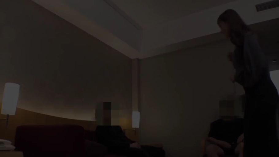 酒店房间 · 自然 · 深色职业套装