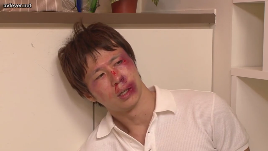 室内 · 面部特写 · 痛苦 · 倚靠 · 白色POLO衫 · 被殴打 · 鼻青脸肿