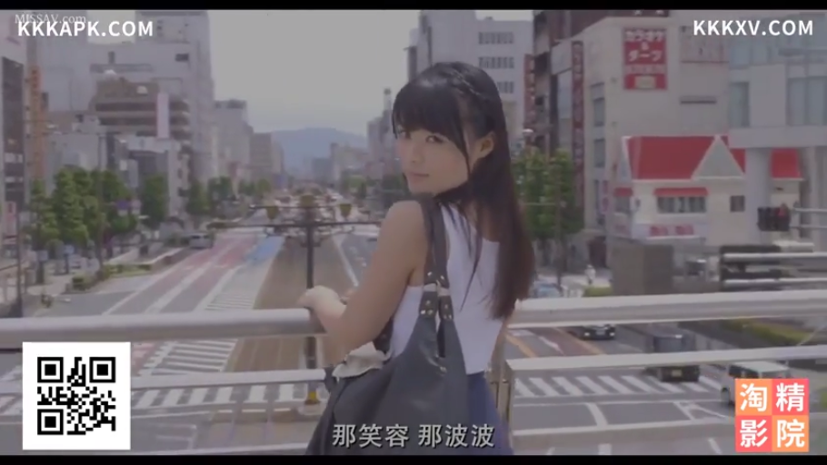 中景 · 回眸 · 白色无袖背心 · 城市天桥