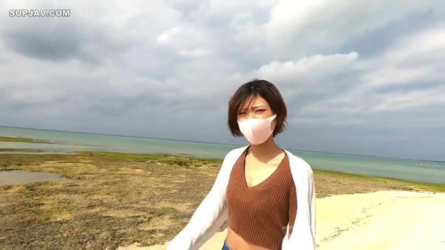 站立 · 半身 · 针织背心 · 海滩