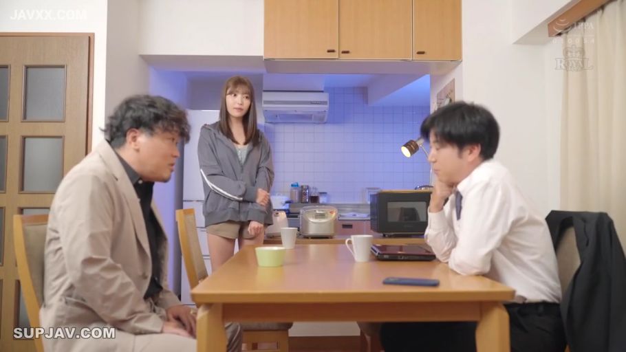 专注 · 厨房电器 · 开放式厨房 · 日常居家环境 · 右侧男子身穿白色衬衫打领带 · 三人站位侧拍