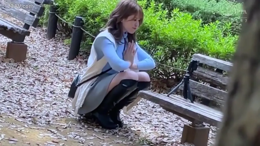 全身 · 蹲姿 · 浅蓝色高领衫 · 自然 · 长发 · 公园 · 三脚架 · 录影
